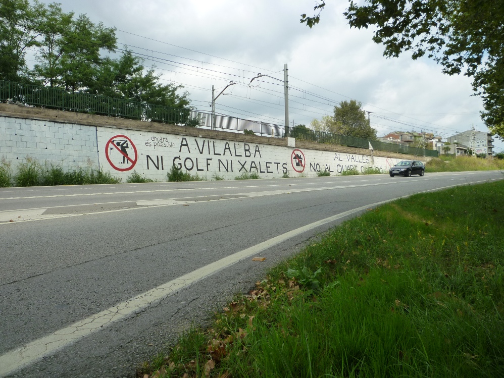 Pintada reivindicativa contra el camp de golf a l'entrada oest de CardedeuFoto: Moisès Jordi