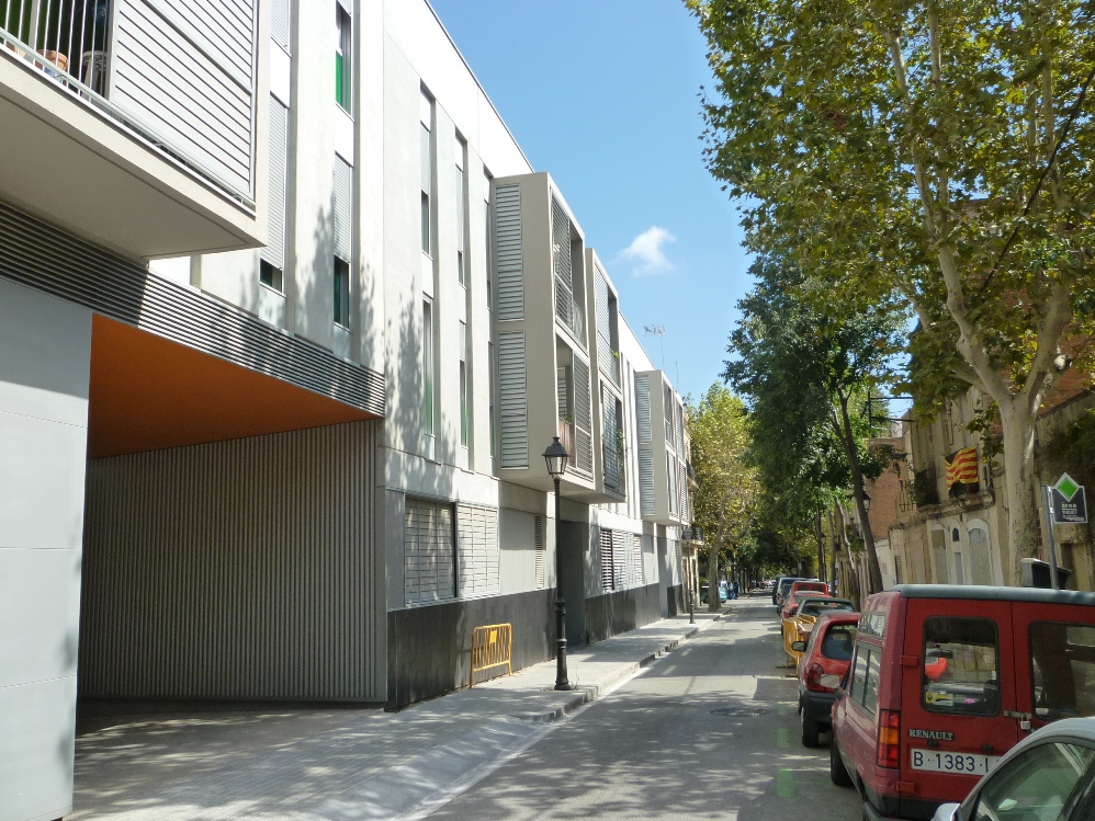 Edifici de reallotjament al carrer Morales Foto: Moisès Jordi